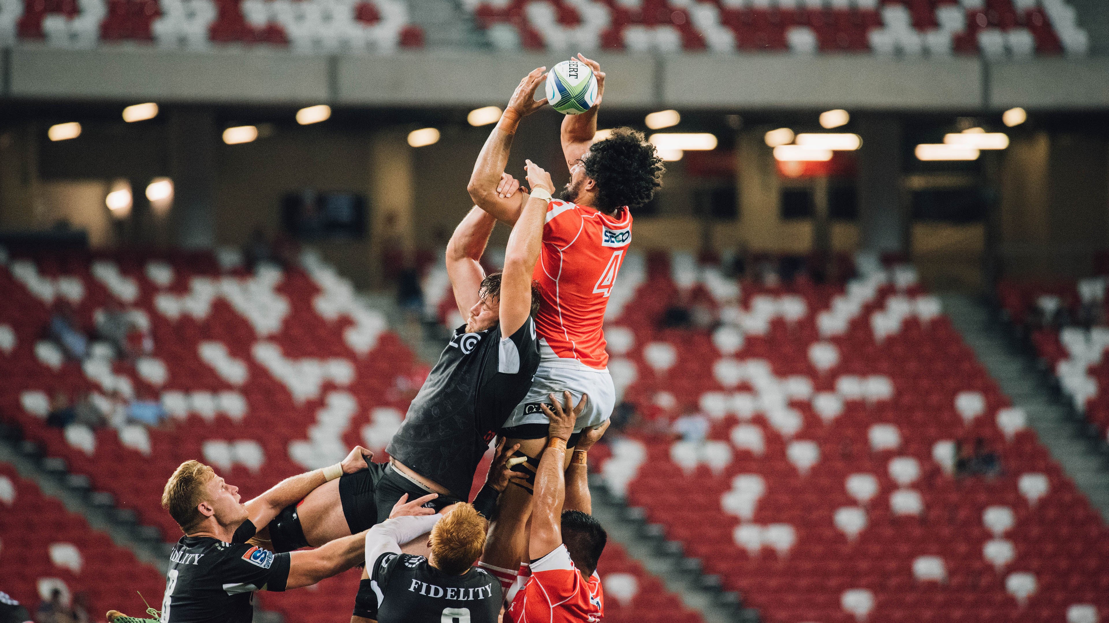 “泥泞激战：雨后泥地上的疯狂追逐”，泥泞的雨天